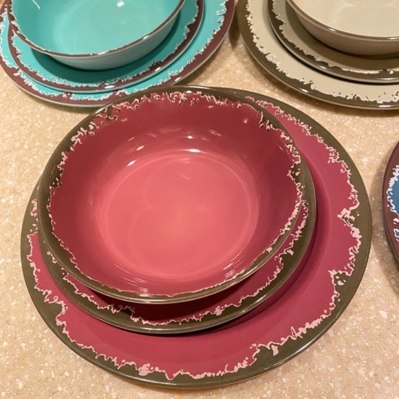 Non breakable dishes. 12 pieces. 4 place settings. Four colors. Summertime fun. - Picture 4 of 8